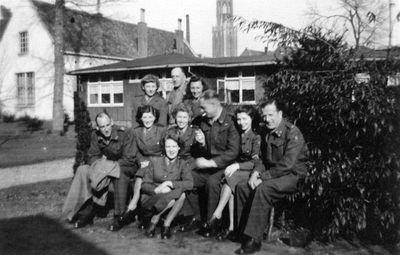 605780 Groepsportret met enkele medewerkers van het Centraal Militair Hospitaal (Springweg 21) te Utrecht.